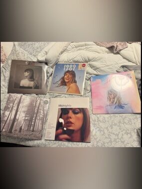 Taylor Swift Vinyl Record Lot - Pink, Blue, White, Gray, Beige